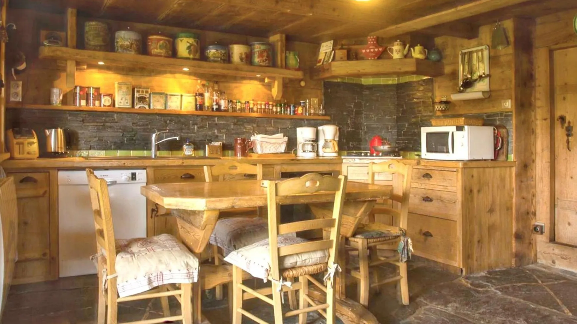 Chalet Spacieux A Saint-Nicolas-La-Chapelle Avec Cheminee