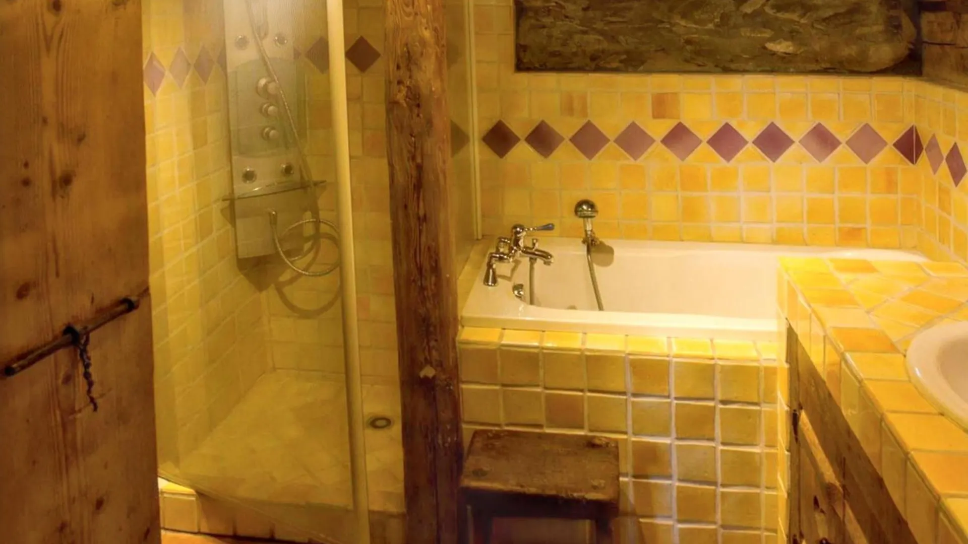 Chalet Spacieux A Saint-Nicolas-La-Chapelle Avec Cheminee