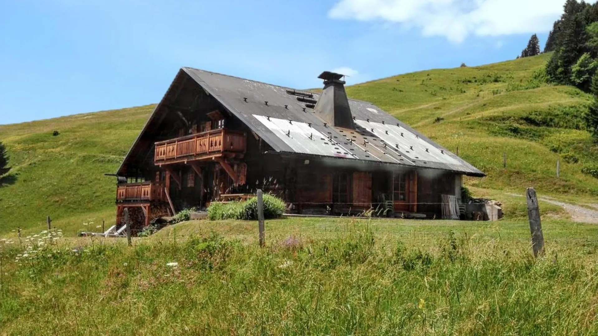 Chalet Spacieux A Saint-Nicolas-La-Chapelle Avec Cheminee France